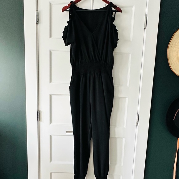 Stylish Cold Shoulder Jumpsuit - Effortless Elegance - Picture 7 of 8